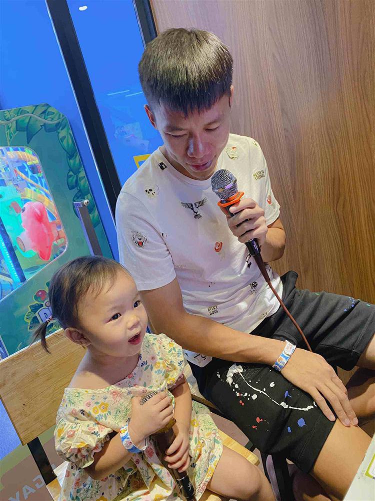 Quế Ngọc Hải mang thói quen ở tuyển VN về nhà, con gái khóc thét trong ngày sinh nhật-9