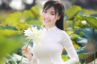 Vẻ đẹp mê hoặc của nữ giảng viên nổi tiếng Hà Nội trong bộ ảnh áo dài bên hoa sen