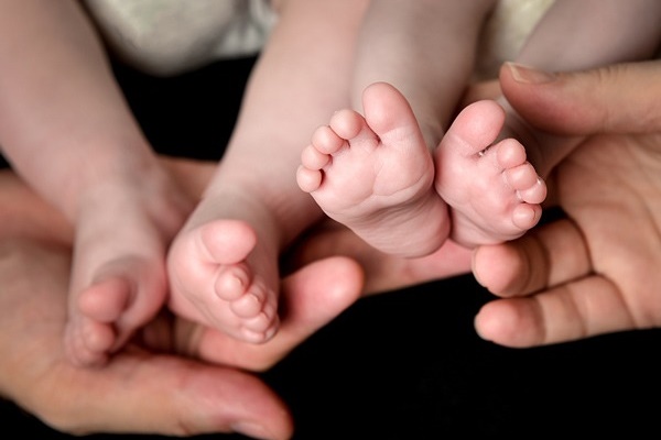 Cô gái 19 tuổi đẻ con sinh đôi khác bố-2