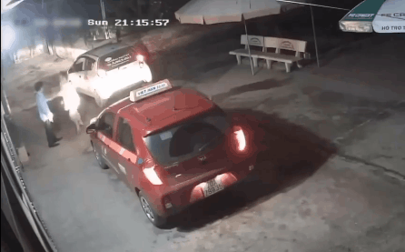 CLIP: Thấy taxi dừng chắn, tài xế xuống cãi tay đôi rồi bất ngờ quay lại xe làm liều-1