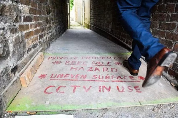 Ngôi nhà kỳ lạ thường xuyên phát ra tiếng thét từ dưới hầm sâu khiến cặp vợ chồng phải bỏ của chạy lấy người-4