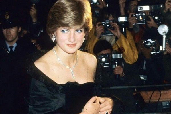 Cặp đôi đồng tính đầu tiên đi vào lịch sử của hoàng gia Anh: Sau 17 năm lấy vợ mới tìm được hạnh phúc đích thực và hôn lễ có 1-0-2-7