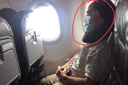 Người đàn ông lên máy bay đeo khẩu trang cẩn thận nhưng vẫn bị dân mạng 'ném đá' không thương tiếc vì lý do này