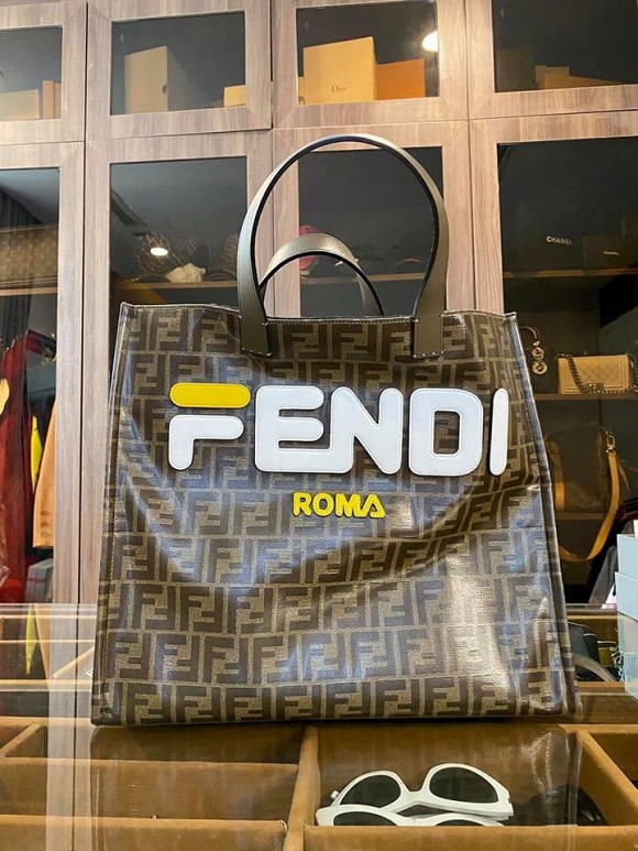 Tủ đồ quá chật, Hoa hậu Kỳ Duyên lại tiếp tục thanh lý loạt đồ hiệu-3