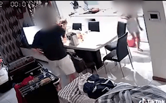 Dẫn gái về nhà tòm tem, vợ gọi video call kiểm tra, chồng tự tin quay xung quanh, không ngờ vợ cao tay hơn bắt gian không trượt phát nào-1