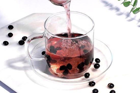 Hè đến chị em nô nức làm trà đậu đen uống nhưng 90% không biết rằng chúng ta nên thêm 1 thứ này vào