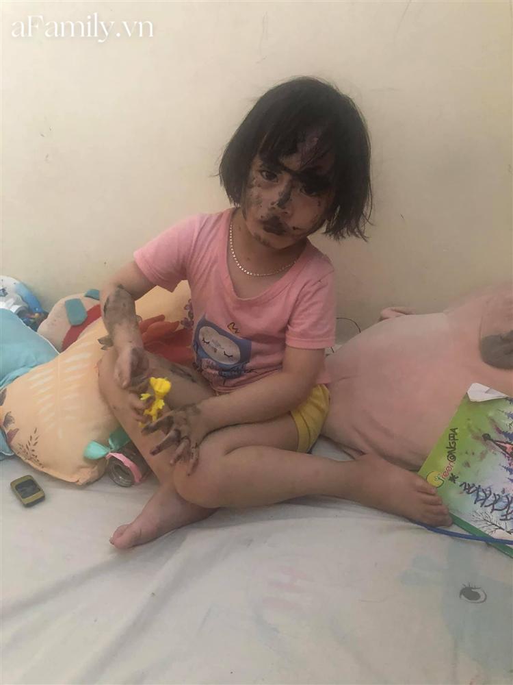 Cô nhóc thánh nghịch khiến mẹ bó tay vì tung đủ chiêu mà không trị nổi, nhìn con gây hậu quả làm mẹ muốn bốc hỏa-2