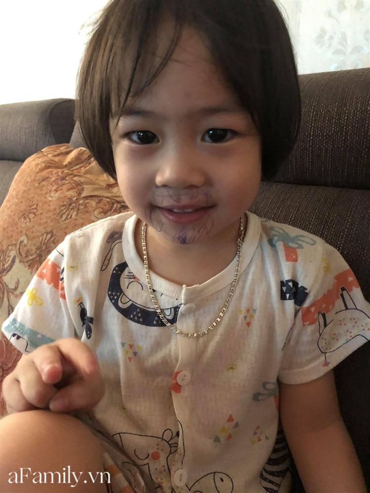 Cô nhóc thánh nghịch khiến mẹ bó tay vì tung đủ chiêu mà không trị nổi, nhìn con gây hậu quả làm mẹ muốn bốc hỏa-3