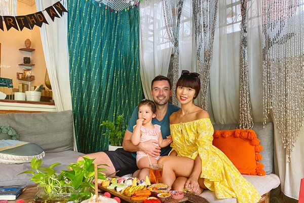 Con gái tròn 2 tuổi, siêu mẫu Hà Anh băn khoăn không biết nên cho con đi học chưa vì lý do siêu đáng yêu-2