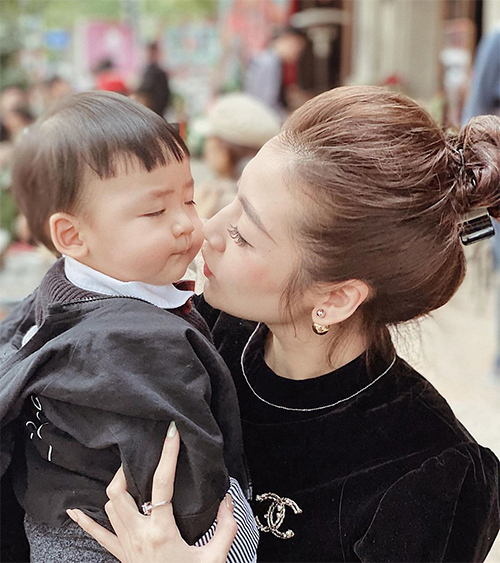 Cậu ấm nhà Á hậu Tú Anh càng lớn càng kháu khỉnh, hiếu động hết sức và làm nhiều trò khiến mẹ dở khóc dở cười-1