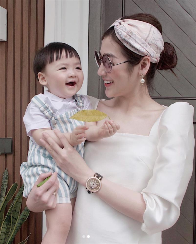 Cậu ấm nhà Á hậu Tú Anh càng lớn càng kháu khỉnh, hiếu động hết sức và làm nhiều trò khiến mẹ dở khóc dở cười-2