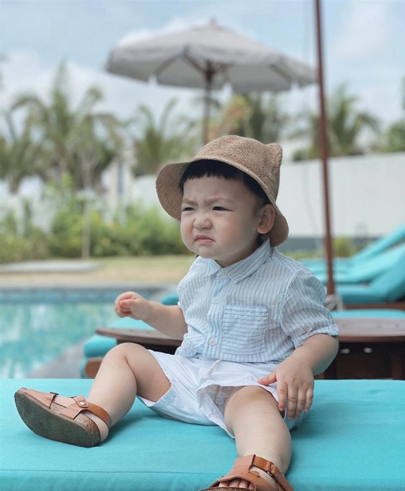 Cậu ấm nhà Á hậu Tú Anh càng lớn càng kháu khỉnh, hiếu động hết sức và làm nhiều trò khiến mẹ dở khóc dở cười-4