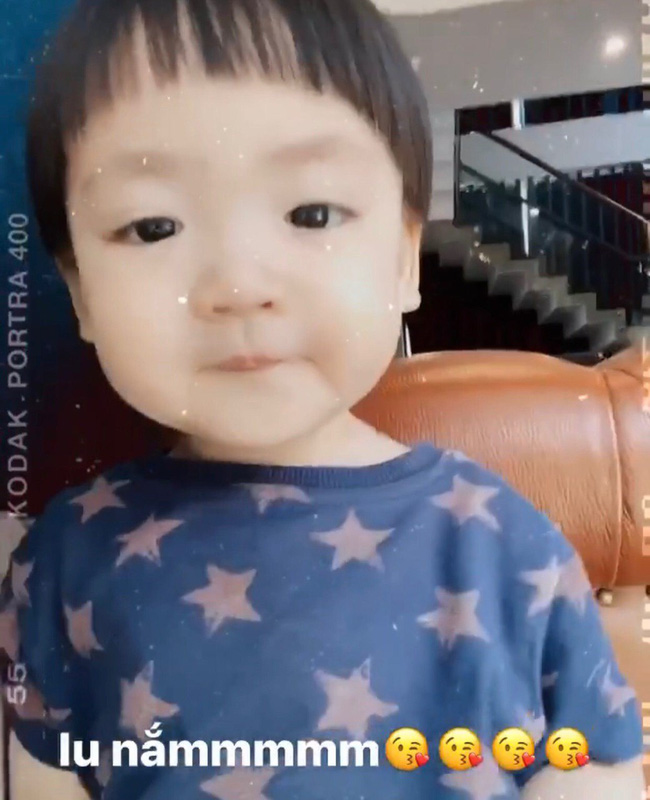 Cậu ấm nhà Á hậu Tú Anh càng lớn càng kháu khỉnh, hiếu động hết sức và làm nhiều trò khiến mẹ dở khóc dở cười-5