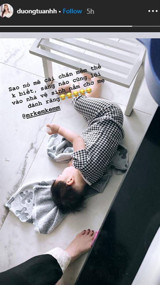 Cậu ấm nhà Á hậu Tú Anh càng lớn càng kháu khỉnh, hiếu động hết sức và làm nhiều trò khiến mẹ dở khóc dở cười-6