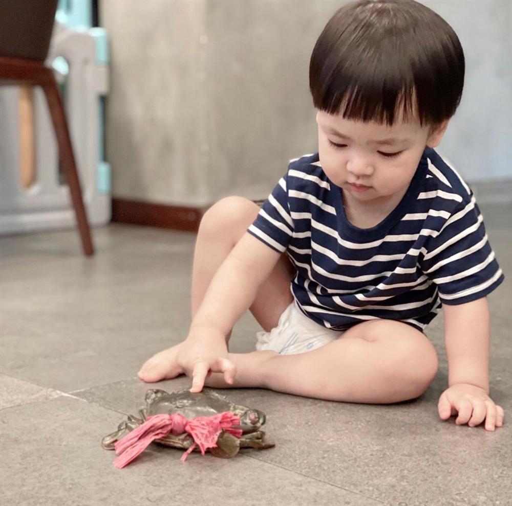 Cậu ấm nhà Á hậu Tú Anh càng lớn càng kháu khỉnh, hiếu động hết sức và làm nhiều trò khiến mẹ dở khóc dở cười-8