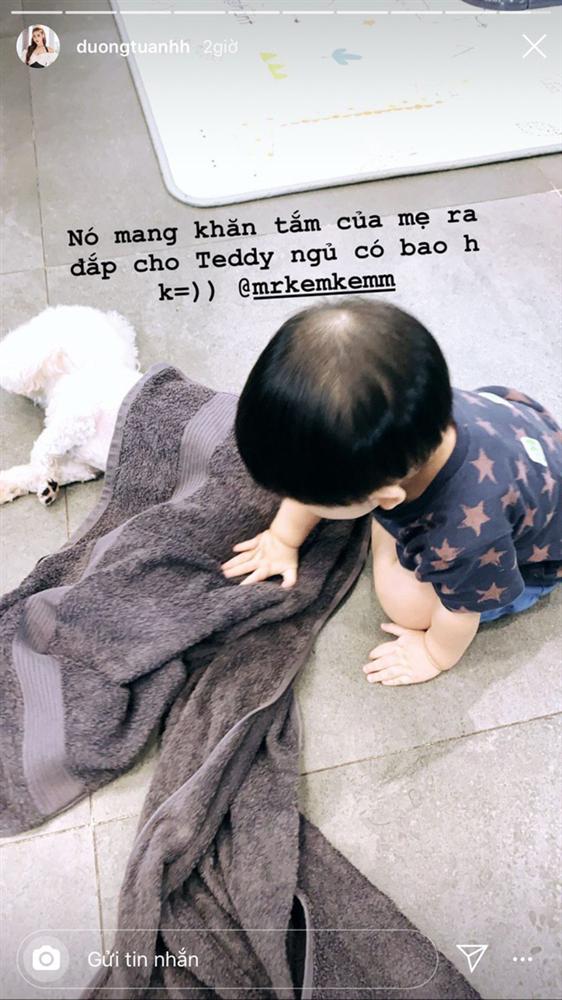 Cậu ấm nhà Á hậu Tú Anh càng lớn càng kháu khỉnh, hiếu động hết sức và làm nhiều trò khiến mẹ dở khóc dở cười-9