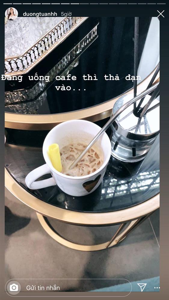 Cậu ấm nhà Á hậu Tú Anh càng lớn càng kháu khỉnh, hiếu động hết sức và làm nhiều trò khiến mẹ dở khóc dở cười-10