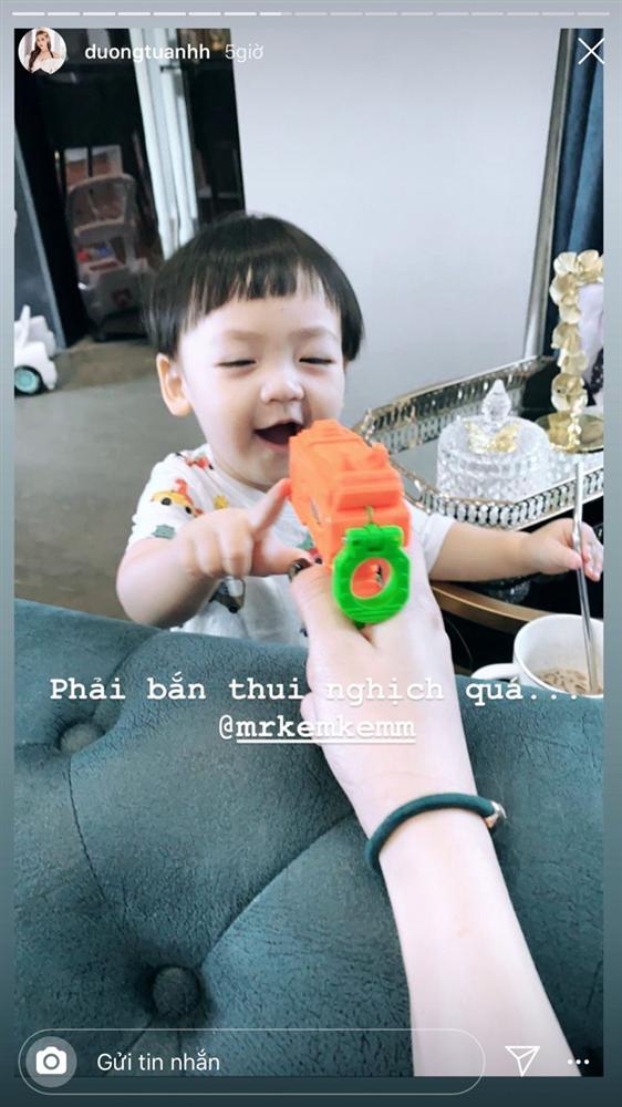 Cậu ấm nhà Á hậu Tú Anh càng lớn càng kháu khỉnh, hiếu động hết sức và làm nhiều trò khiến mẹ dở khóc dở cười-11