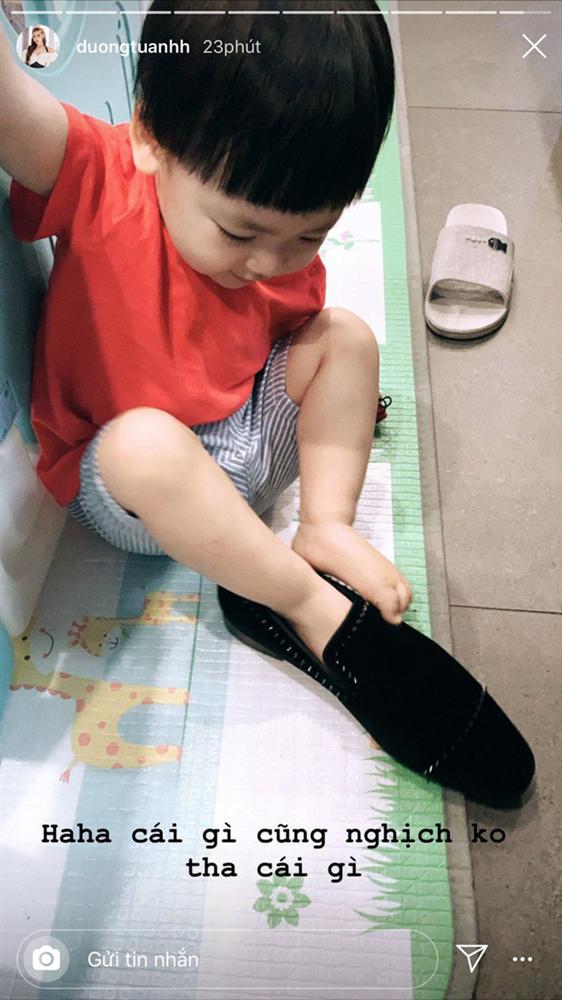 Cậu ấm nhà Á hậu Tú Anh càng lớn càng kháu khỉnh, hiếu động hết sức và làm nhiều trò khiến mẹ dở khóc dở cười-12