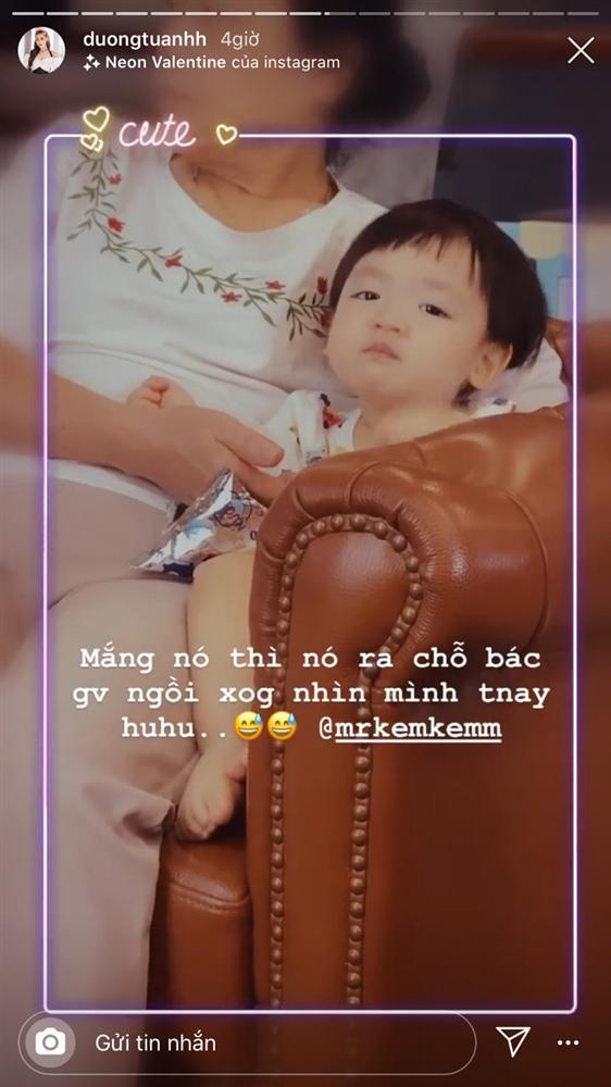 Cậu ấm nhà Á hậu Tú Anh càng lớn càng kháu khỉnh, hiếu động hết sức và làm nhiều trò khiến mẹ dở khóc dở cười-13