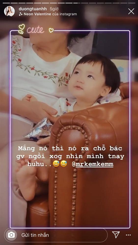 Cậu ấm nhà Á hậu Tú Anh càng lớn càng kháu khỉnh, hiếu động hết sức và làm nhiều trò khiến mẹ dở khóc dở cười-14