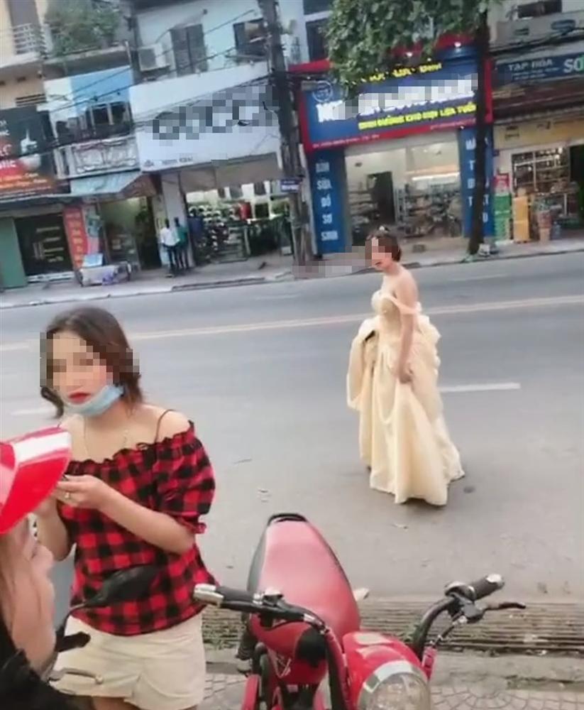 Cô gái trẻ hớt hải xách váy chạy bộ cả kilomet, hỏi thăm đến lễ cưới người yêu cũ chỉ để được nhìn anh mỉm cười lên xe hoa-2