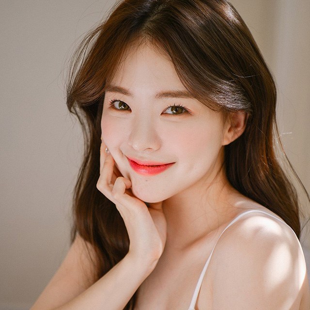 Trang điểm cả tạ phấn, dàn mỹ nhân Việt hóa Hắc Bạch cô nương với màu da lệch lạc-10