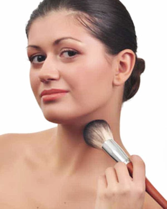 Trang điểm cả tạ phấn, dàn mỹ nhân Việt hóa Hắc Bạch cô nương với màu da lệch lạc-11