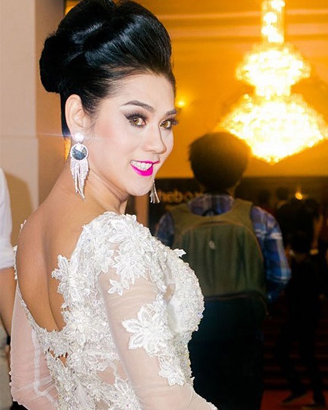 Trang điểm cả tạ phấn, dàn mỹ nhân Việt hóa Hắc Bạch cô nương với màu da lệch lạc-8