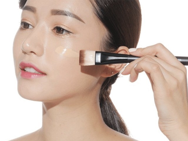 Trang điểm cả tạ phấn, dàn mỹ nhân Việt hóa Hắc Bạch cô nương với màu da lệch lạc-9