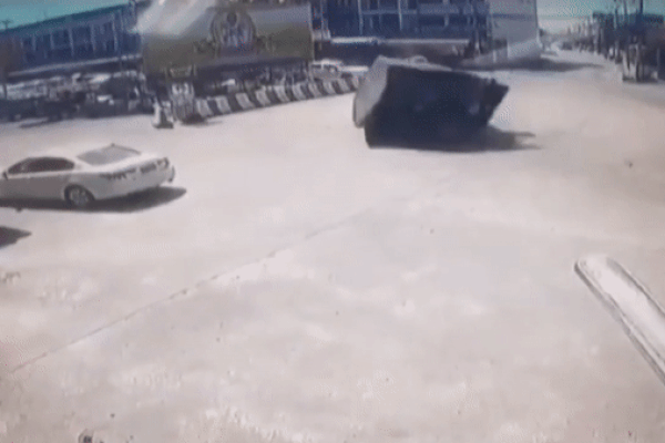 Xe trộn bê tông mất lái tông lật xe chở rác, chắn ngang cao tốc-1