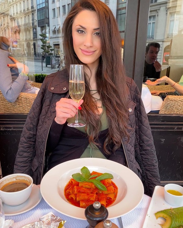 Chuyên gia tình dục học chết lõa thể trong khách sạn 5 sao, vẫn khoe cuộc sống sang chảnh trong những bài đăng cuối cùng trên Instagram-6