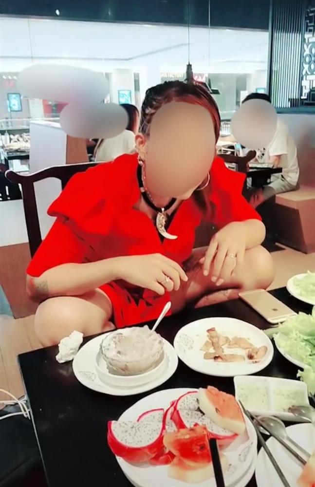 Người phụ nữ xăm trổ quay TikTok trong quán ăn nhưng hành động cuối clip khiến dân mạng bất bình lên án-1