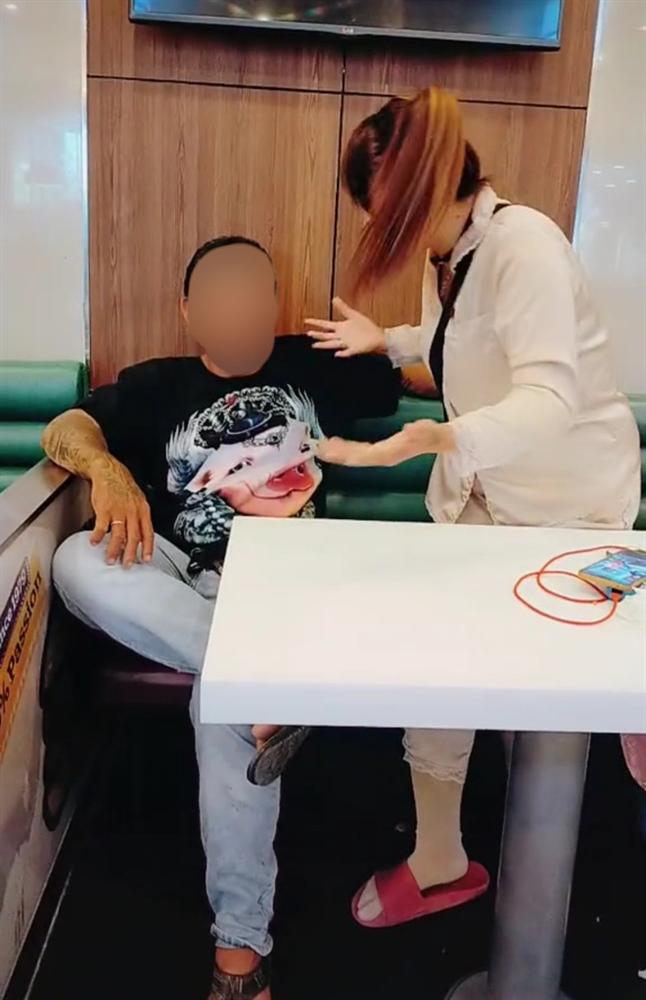 Người phụ nữ xăm trổ quay TikTok trong quán ăn nhưng hành động cuối clip khiến dân mạng bất bình lên án-2