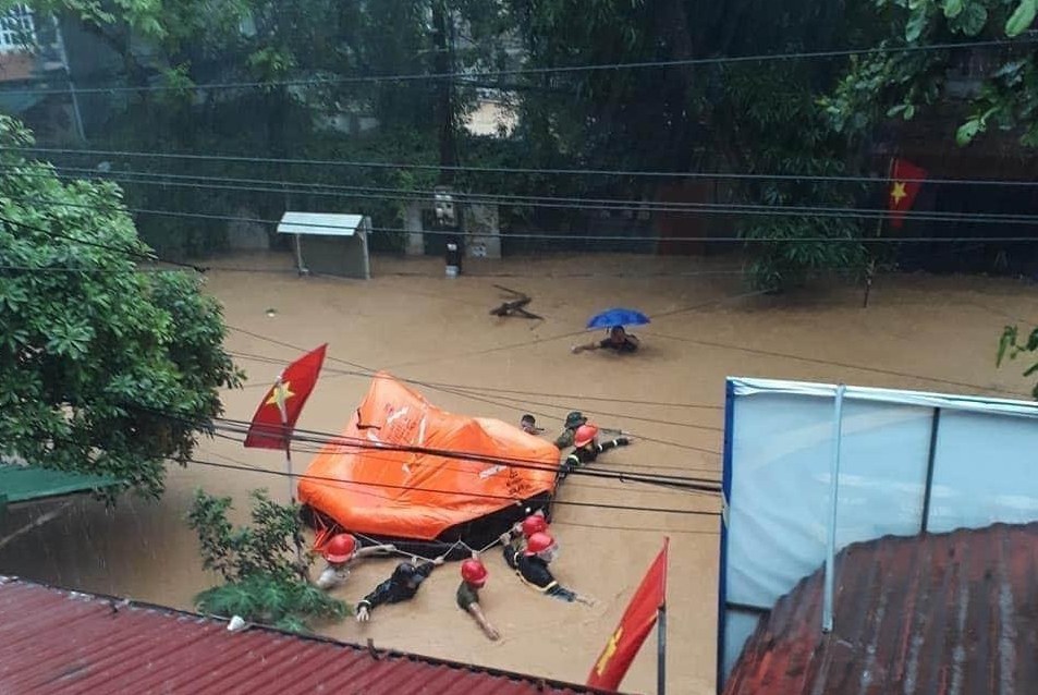 Thành phố Hà Giang chìm trong biển nước, 2 mẹ con bị vùi chết-1