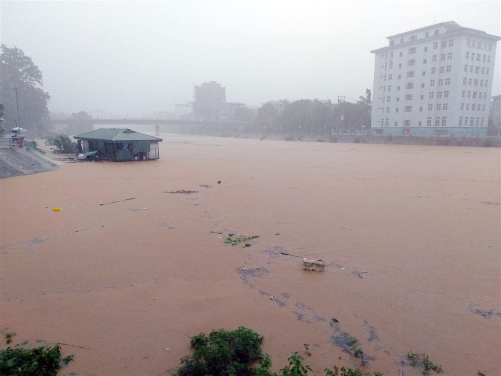 Thành phố Hà Giang chìm trong biển nước, 2 mẹ con bị vùi chết-6