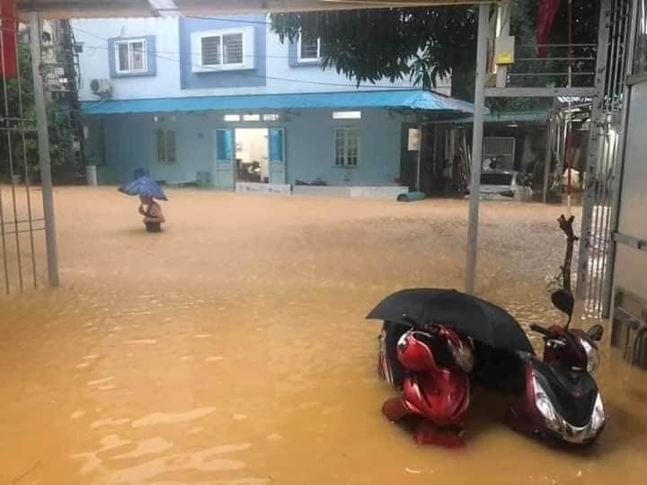 Thành phố Hà Giang chìm trong biển nước, 2 mẹ con bị vùi chết-5