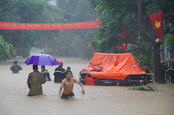Thành phố Hà Giang chìm trong biển nước, 2 mẹ con bị vùi chết-4