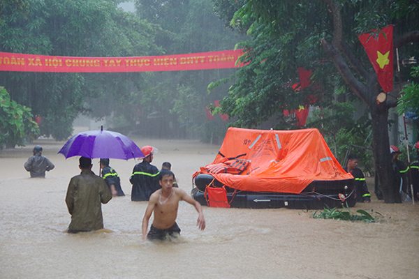 Mưa lớn, nước chảy cuồn cuộn, ngập sâu tới cả mét ở Hà Giang, clip và ảnh liên tục được chia sẻ-8