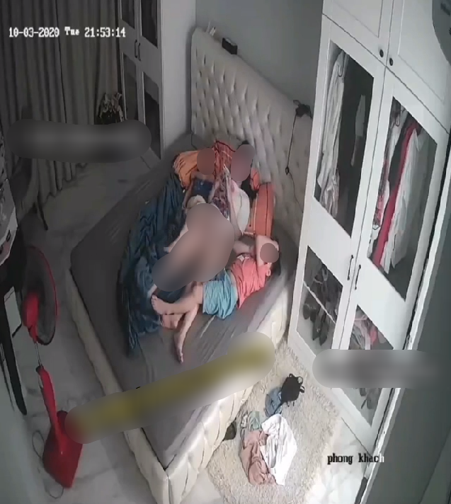 Nóng: Lộ loạt clip ghi lại cảnh người phụ nữ bán khỏa thân thoải mái để các bé trai và bé gái đụng chạm nơi nhạy cảm” gây phẫn nộ-1