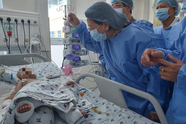 Kỳ tích phẫu thuật tách dính Trúc Nhi - Diệu Nhi: Rưng rưng khi 2 bé nhoẻn cười-1