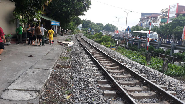 Tìm thân nhân người đàn ông mặc đồng phục Grab tử vong vì bị tàu hỏa đâm-1
