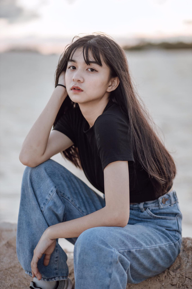 Gái xinh cực phẩm chia tay cả lớp bằng những nụ hôn ngọt ngào, nhiều nam sinh tưởng bở rồi thất vọng thấy rõ-2