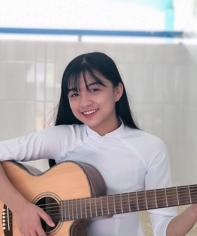 Gái xinh cực phẩm chia tay cả lớp bằng những nụ hôn ngọt ngào, nhiều nam sinh tưởng bở rồi thất vọng thấy rõ-5