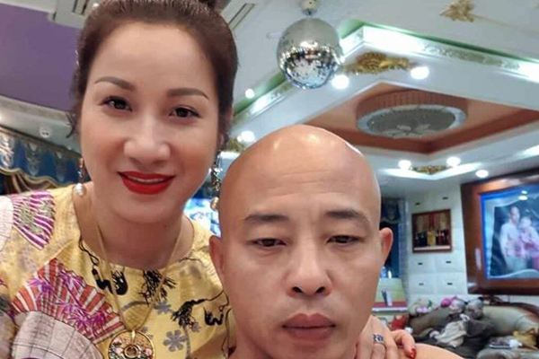 Người trúng đấu giá đất bị vợ Đường Nhuệ hất nước vào mặt, cho đàn em đấm túi bụi-3