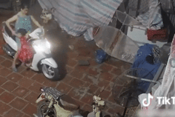 Hai mẹ con lao thẳng xe vào tường nhà vì lỗi bất cẩn thường gặp