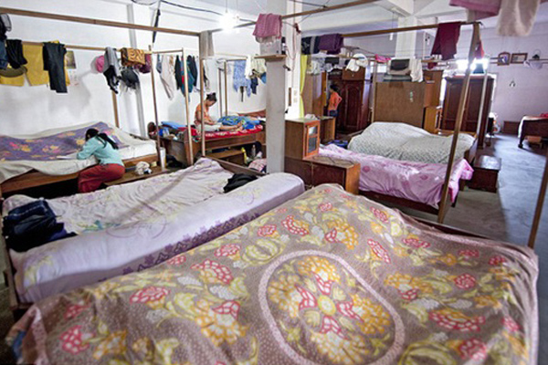 Chuyện về nữ đại gia ở trong phòng khách sạn suốt 24 năm không ra ngoài nửa bước và sự thật nằm dưới đống rác bốc mùi hôi thối trong phòng-4