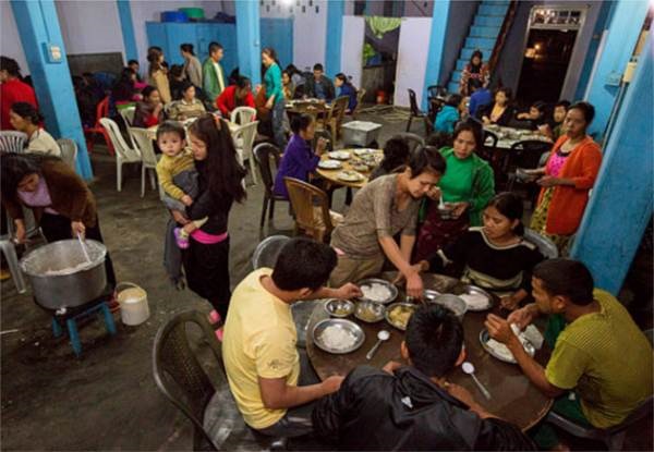 Cuộc sống bên trong căn nhà 100 phòng của cụ ông lấy 39 vợ: Đại gia đình ăn 30 con gà, 60kg khoai tây và 1 tạ gạo một buổi tối-7