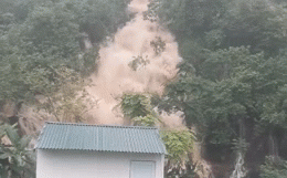 Mưa lớn, nước chảy cuồn cuộn, ngập sâu tới cả mét ở Hà Giang, clip và ảnh liên tục được chia sẻ-1