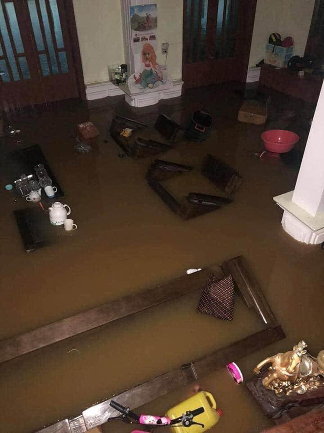 Mưa lớn, nước chảy cuồn cuộn, ngập sâu tới cả mét ở Hà Giang, clip và ảnh liên tục được chia sẻ-2